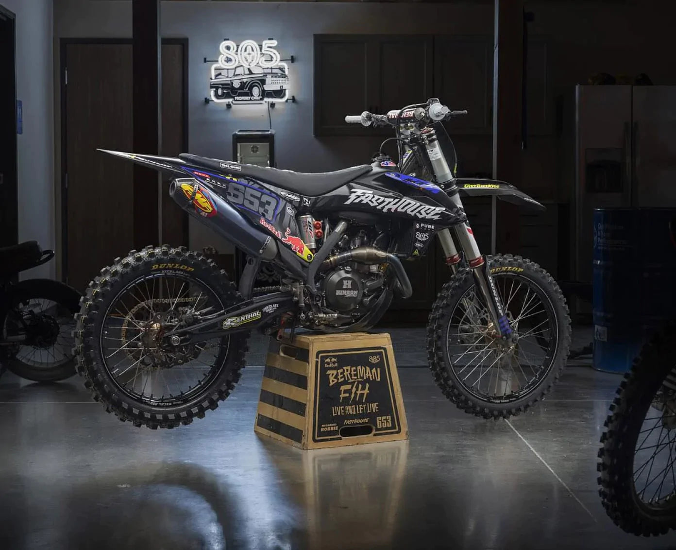 Atlas G25 // Traction Material